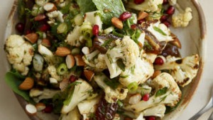 烤花椰菜沙拉和日期。