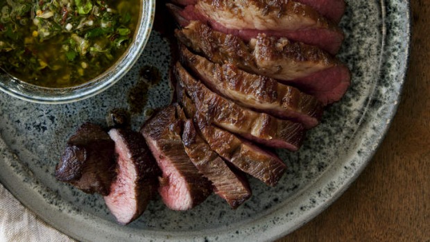 预算有限的牛肉：与香菜奇米奇里（Coriander Chimichurri）烧烤三提。