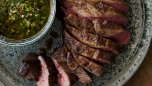 烧烤三角尖与香菜Chimichurri。