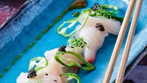 清酒的翠鸟生鱼片。