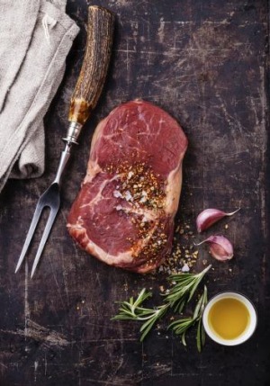 一个未加工的ribeye牛排准备好烹调。