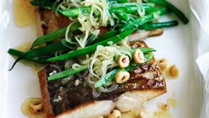 翠鸟用青豆，榛子和棕色黄油。