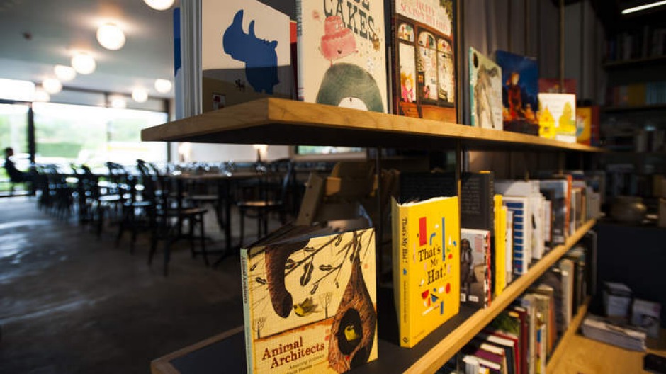 在bookshop-meets-cafe。