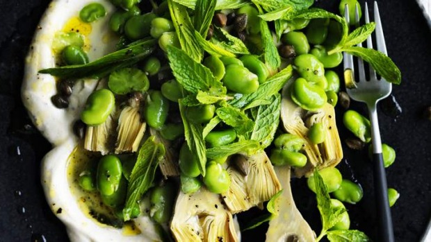 应季配菜:蚕豆、绿橄榄和酸奶。