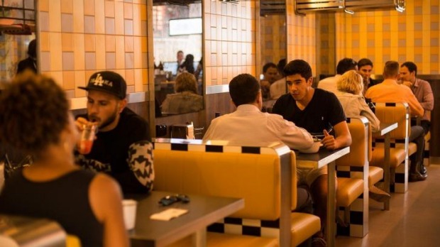 摊位座位在Biggie Smalls烤肉店。