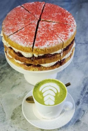 甘菊海绵蛋糕用macha拿铁。