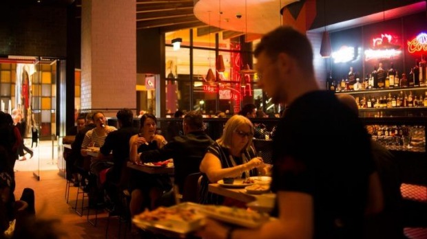 霓虹灯啤酒标志着布鲁索（Bludso's）在圣安托（San Antone）的餐厅点燃。