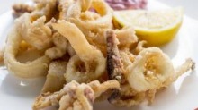 在A La Grecque餐馆的油煎的Calamari在Aireys入口。