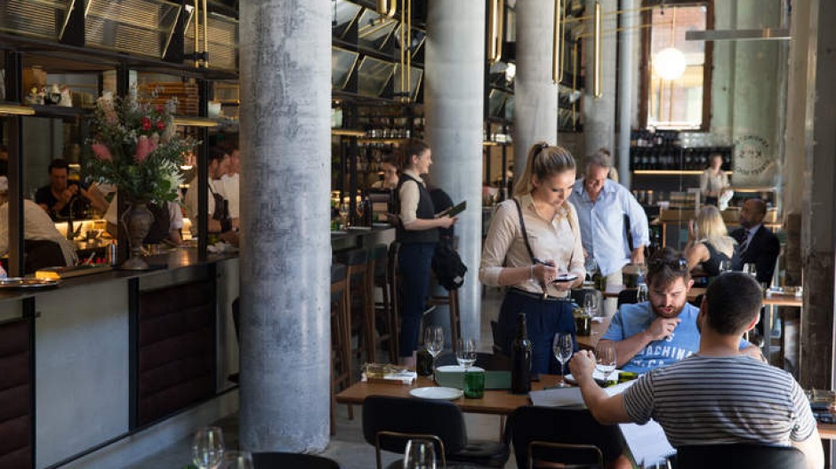 Brasserie Buzz：Kensington Street Social在Chippendale旧克莱尔酒店内占据了高天花板的空间。