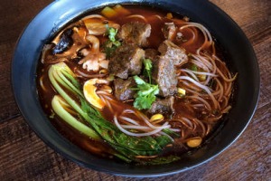 在蒂娜的面条厨房的辣牛肉面条汤在普雷斯顿。