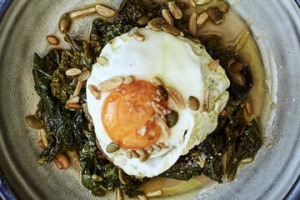 野生绿色，番茄，谷物和坚果。