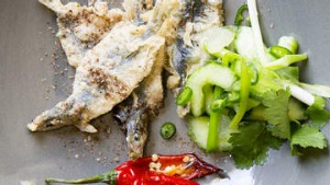 炒沙丁鱼用五香料盐和腌黄瓜。