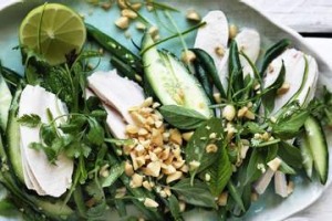椰子鸡沙拉用薄菏和石灰。
