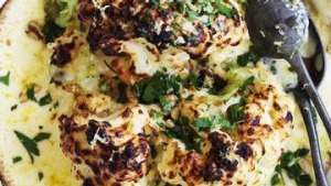 腌制芹菜和核桃的整个花椰菜