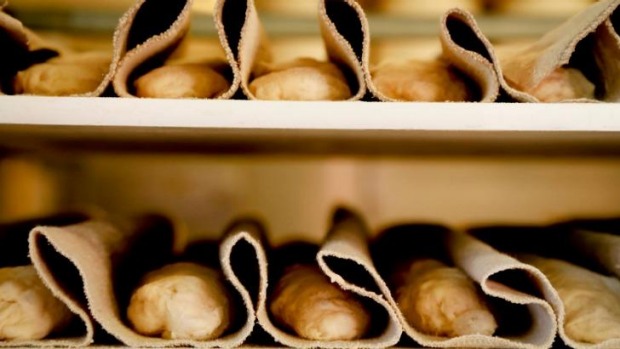 Torquay Iga库存来自Irewarra Sourdough的当地面包。