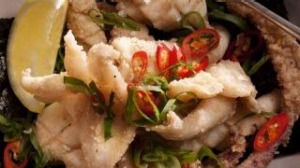 盐和胡椒鱿鱼。Jill Duplix十件食谱你应该掌握陈设和良好生活的功能。拍摄......