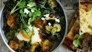与鹰嘴豆和土耳其面包的绿色shakshuka。