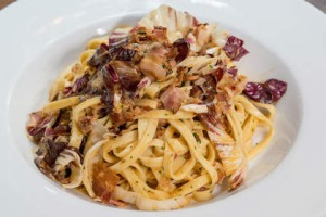 Linguini Carbonara与'Nduja和Radicchio在Lupino。