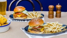 新酒吧生活厨房(Pub Life Kitchen)的菜单上有汉堡。