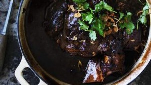 红椒黑醋炖牛膝。