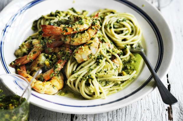 尼尔·佩里（Neil Perry）的意大利面条与大虾，罗勒，欧芹和开心果<a ...