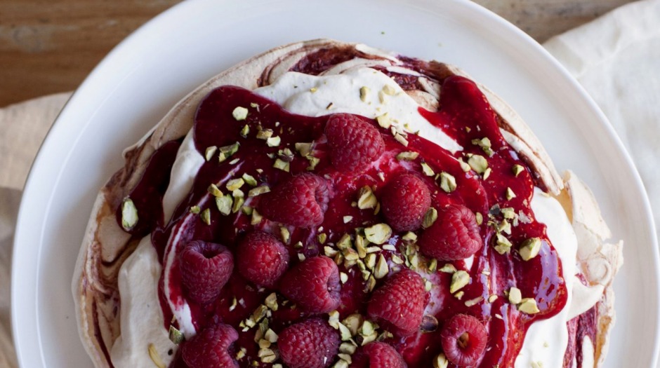 覆盆子漩涡pavlova。