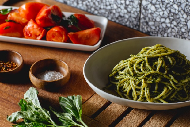 或通过她的西西里香蒜酱搅拌，并与温暖的番茄沙拉一起食用<a ...