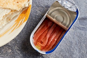 一罐凤尾鱼总是值得随身携带的。