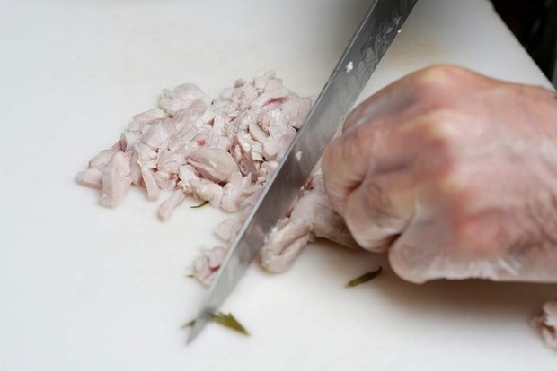 步骤2将鸡肉和切片漏，然后骰子。小心不要因为鸡而损失纹理......