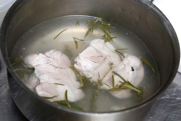 步骤1在芳香偷猎液中轻轻偷入鸡大腿，在80度下煮6分钟