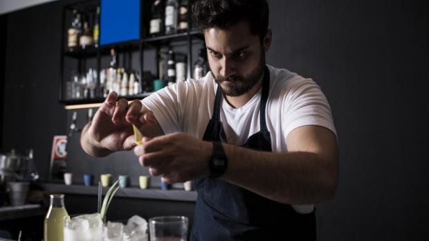 Bartender Michael Chiem混合了一些鸡尾酒。