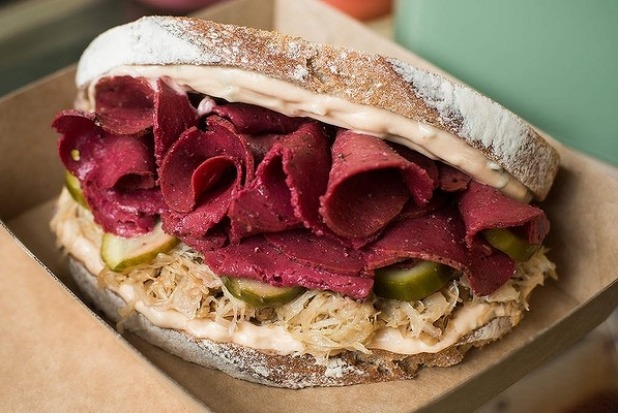 Vegan Reuben Sandwich在Smith＆Deli服务。
