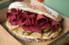 Vegan Reuben Sandwich在Smith＆Deli服务。