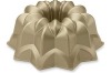 我喜欢Bundt Bundt Caks的时刻。华丽的形状，它们是一张甜点表展示者和......