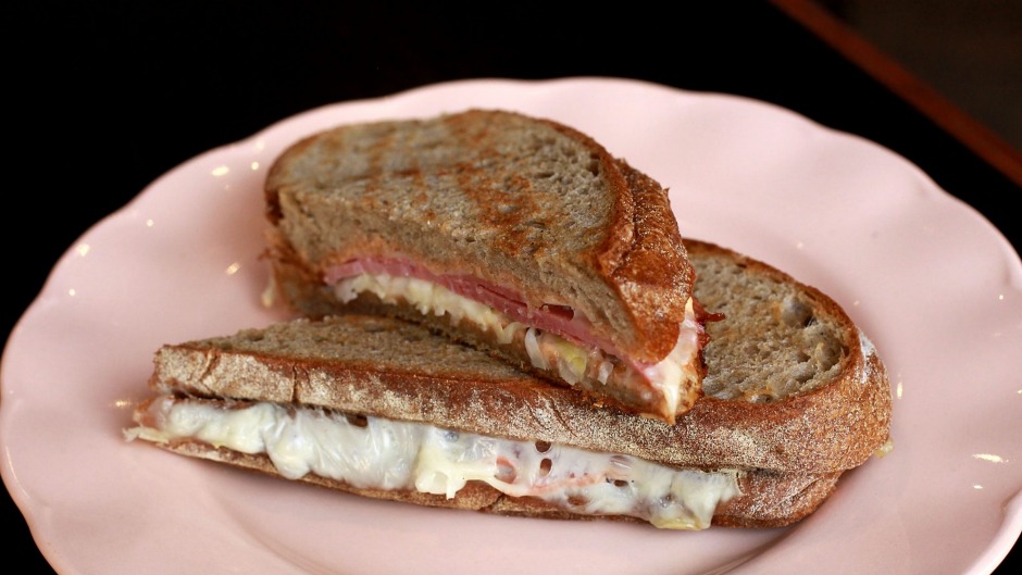 澳大利亚悉尼 -  6月20日：2016年6月20日在澳大利亚悉尼的Pymont The Reuben Sandwich的Clementines Cafe。...