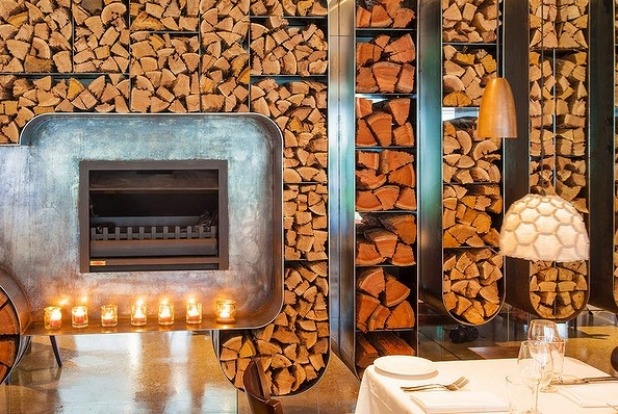 Woodfire Grill的墙壁储存木材。