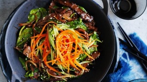 石锅拌饭和牛肉和洋葱;伟大的配煎蛋