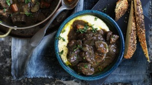 法国特色：牛肉daube，带有欧洲防风草和胡萝卜。