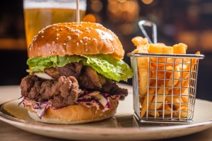 适合instagram的:辣炸鸡汉堡和薯条。