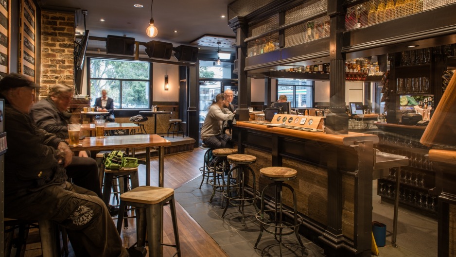 温莎酒店餐厅内部。