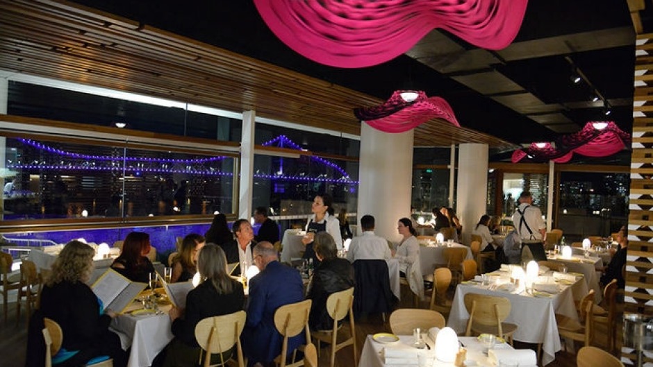 Feel粉丝在布里斯班的奥托·鲁斯坦特（Otto Ristorante）的天花板上跳舞。
