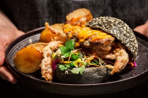 脆皮软壳蟹汉堡。