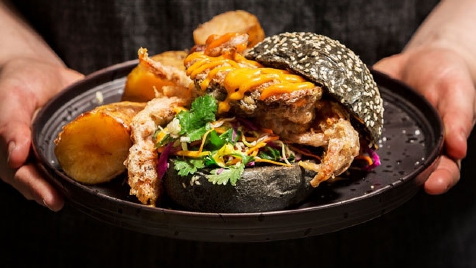 凯西·琼斯酒吧的软壳蟹汉堡。