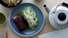 Cho Cho San的Miso海洋鳟鱼配芹菜沙拉和糙米。