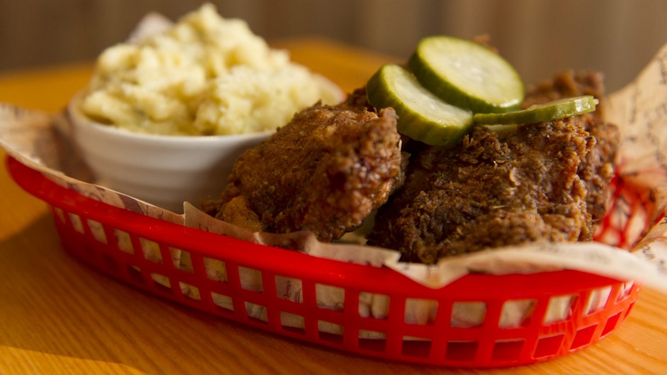 冈加林的Young and Frisky餐厅有炸鸡。