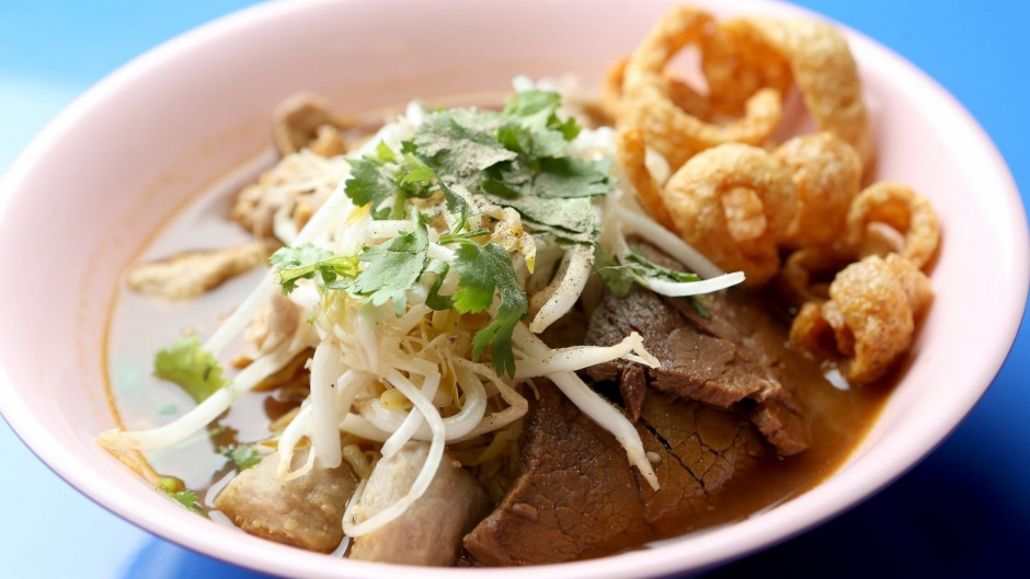 Soi 38的牛肉船面和鸡蛋面。