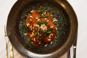 在Lanterne房间的火热的Kapitan鸭子。