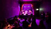 鸡尾酒和现场音乐酒吧里的Leadbelly。