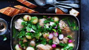 Rachel Khoo'sRosé和Chicken Spring Stew。