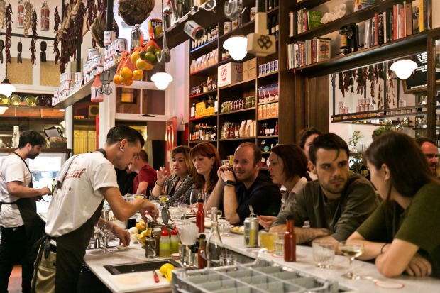Best Bar的获胜者是Continental Deli Bar Bistro。